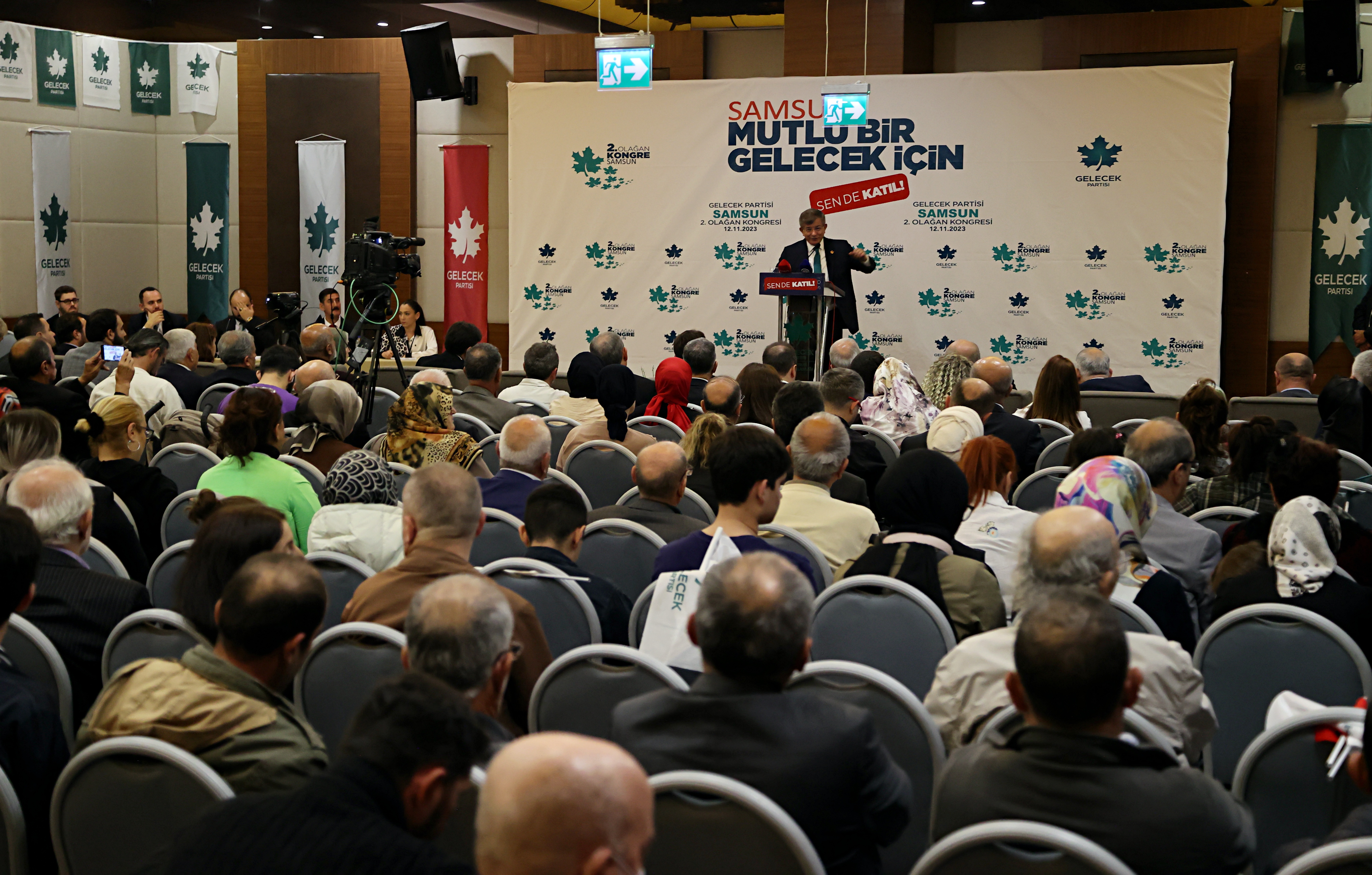 aa-20231112-32835374-32835370-gelecek-partisi-genel-baskani-davutoglu-partisinin-samsun-il-kongresine-katildi.jpg