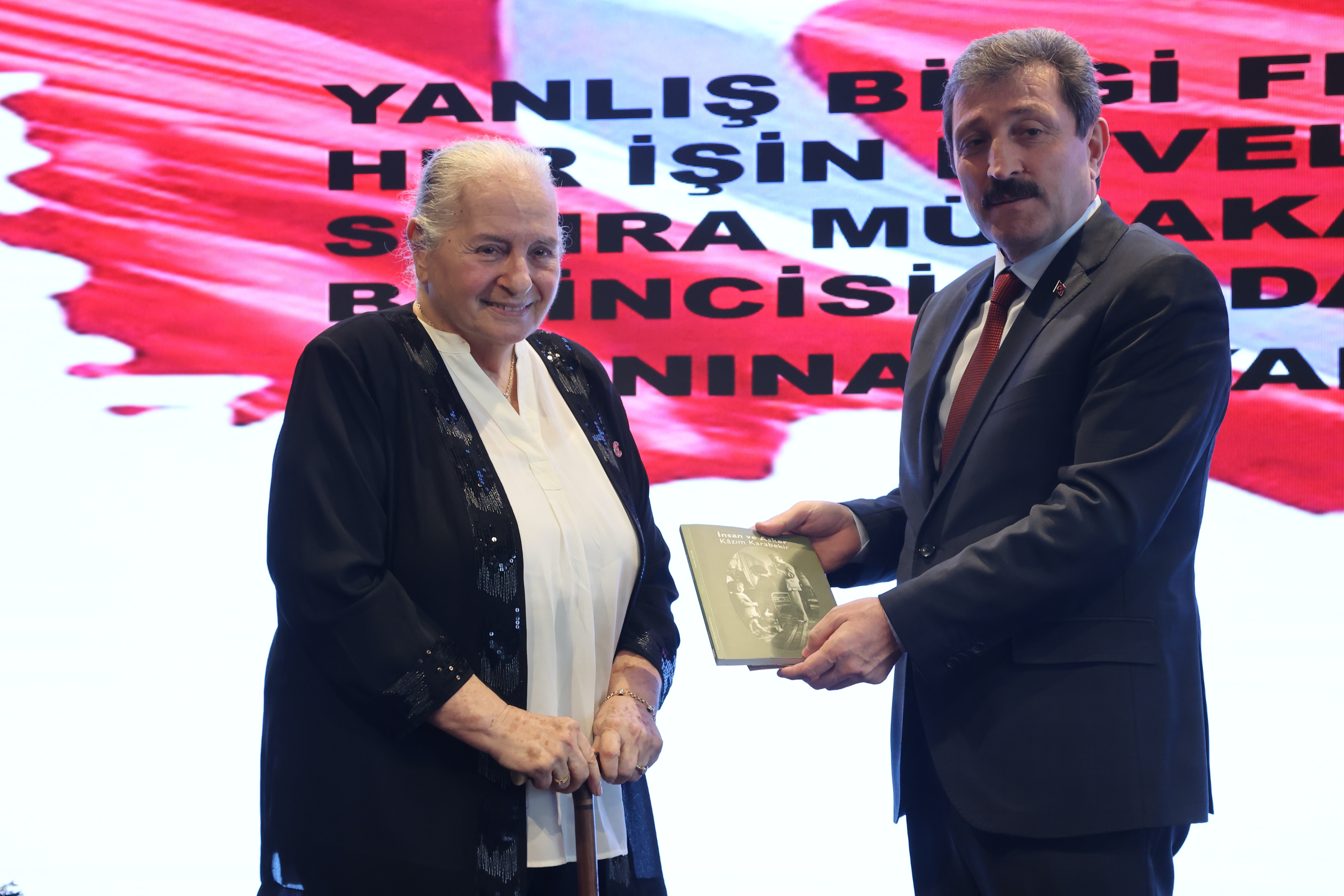 aa-20231113-32855671-32855670-timsal-karabekir-babasi-kazim-karabekiri-fotograflariyla-anlatti.jpg