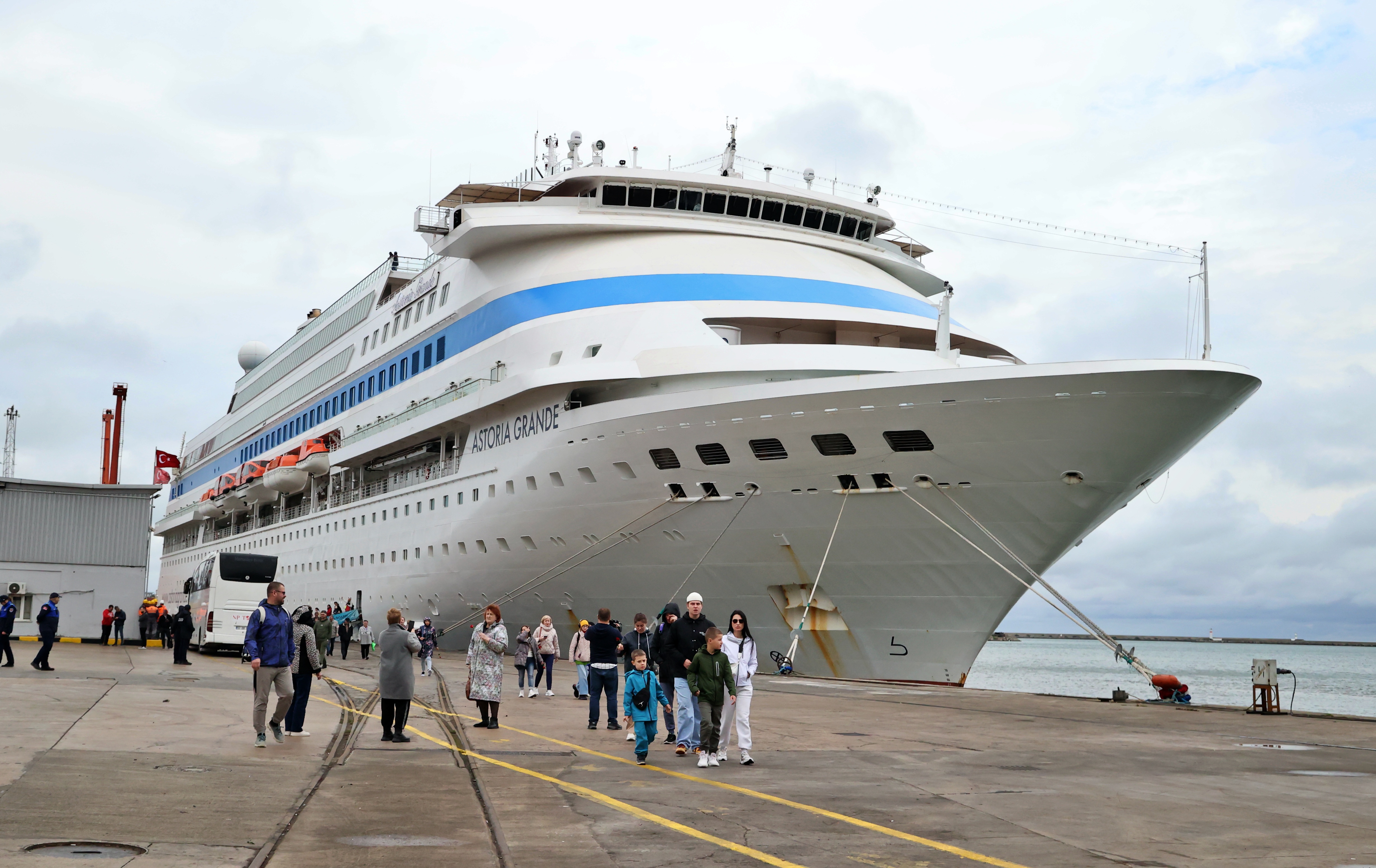 aa-20231116-32916183-32916182-astoria-grande-kruvaziyeri-samsuna-geldi.jpg