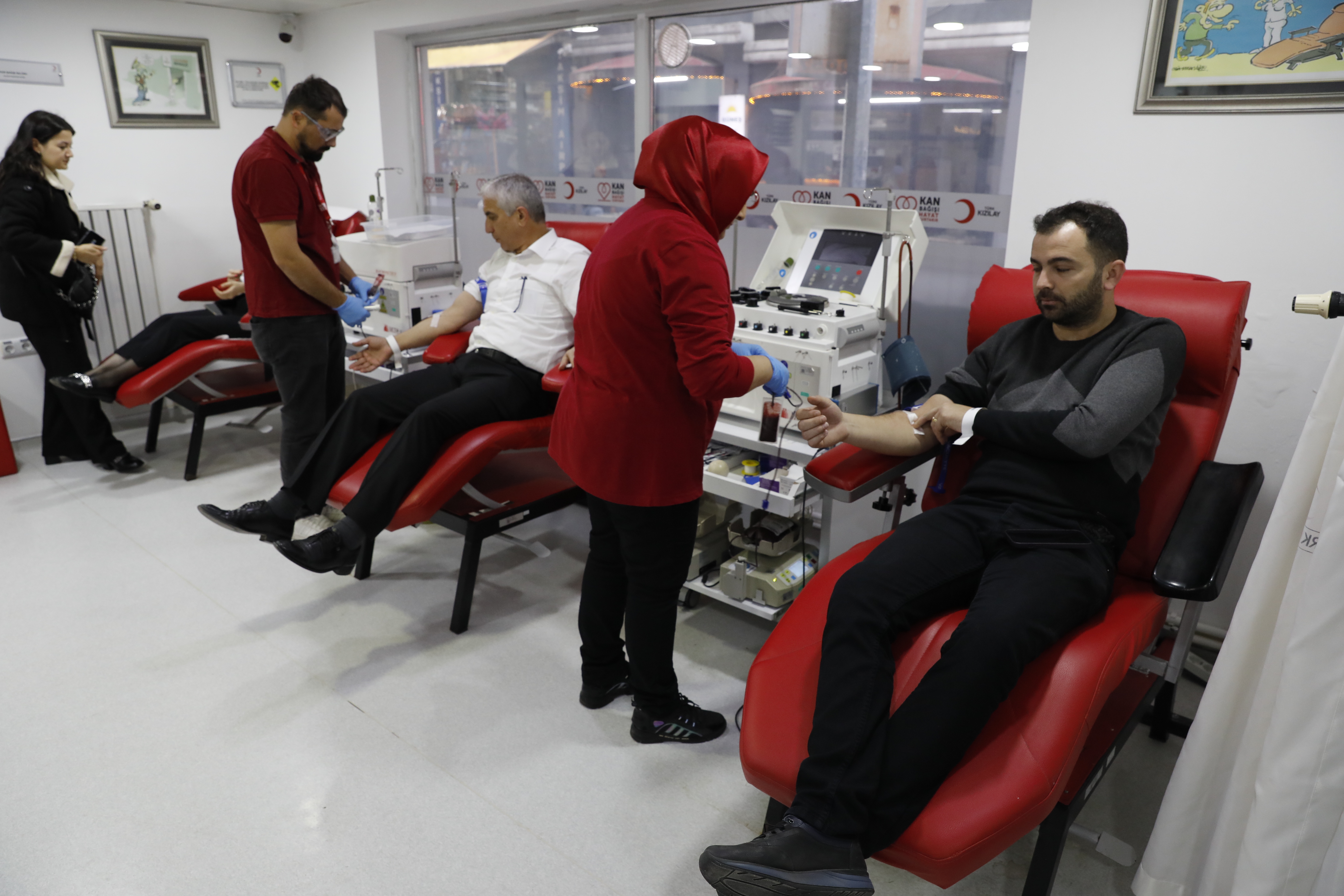 aa-20231121-32983945-32983943-samsunda-turk-kizilaya-kan-bagisi-yapanlara-kitap-hediye-edildi.jpg