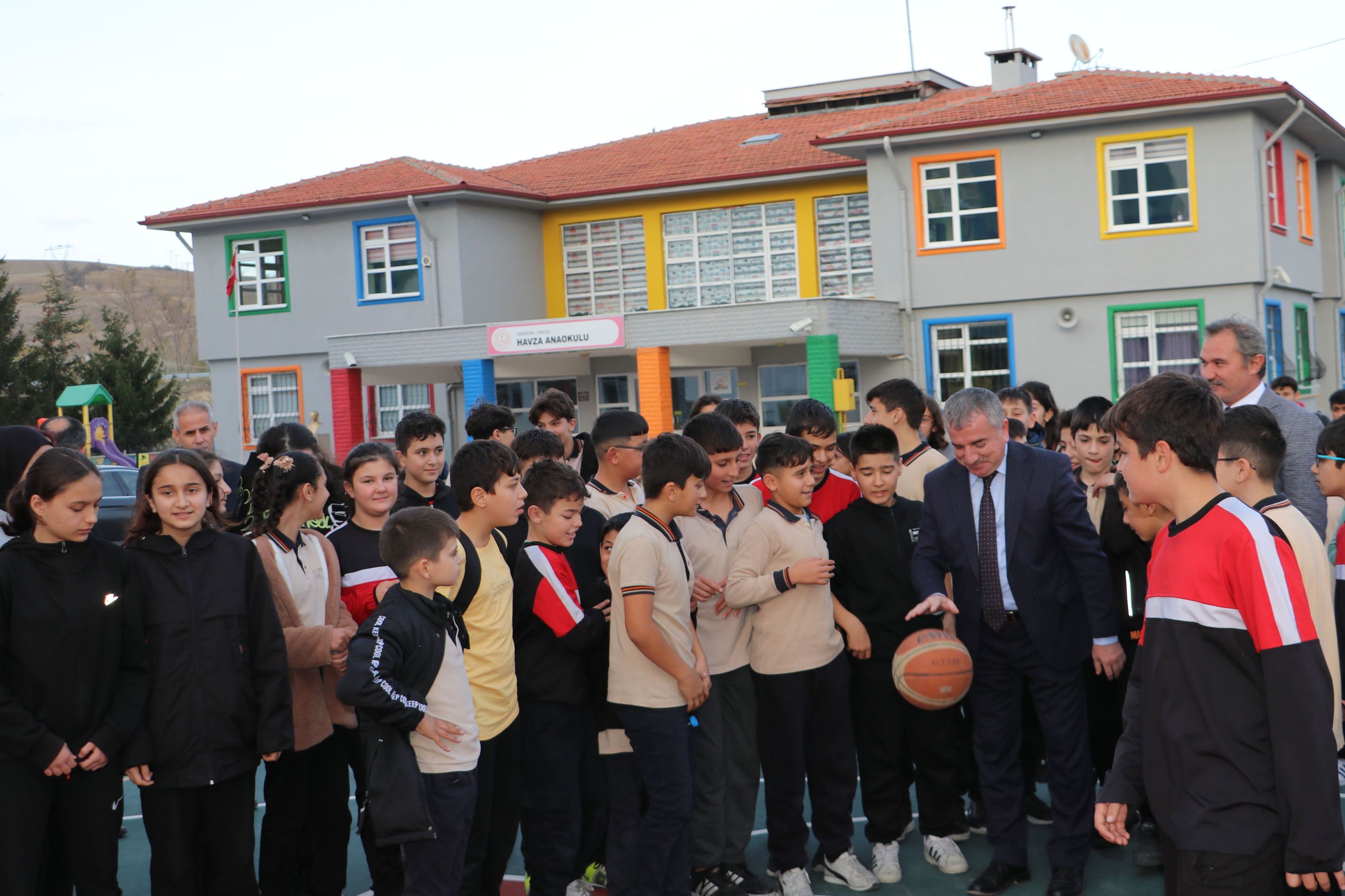 aa-20231205-33108551-33108549-havza-belediye-baskani-ozdemir-okullarda-incelemede-bulundu.jpg