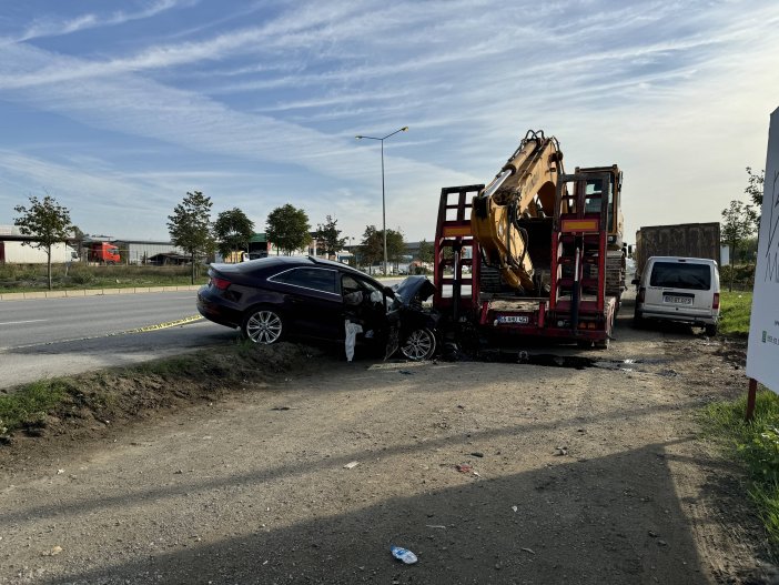aa-20241010-35871212-35871208-samsunda-park-halindeki-tirin-dorsesine-carpan-otomobildeki-surucu-oldu.jpg