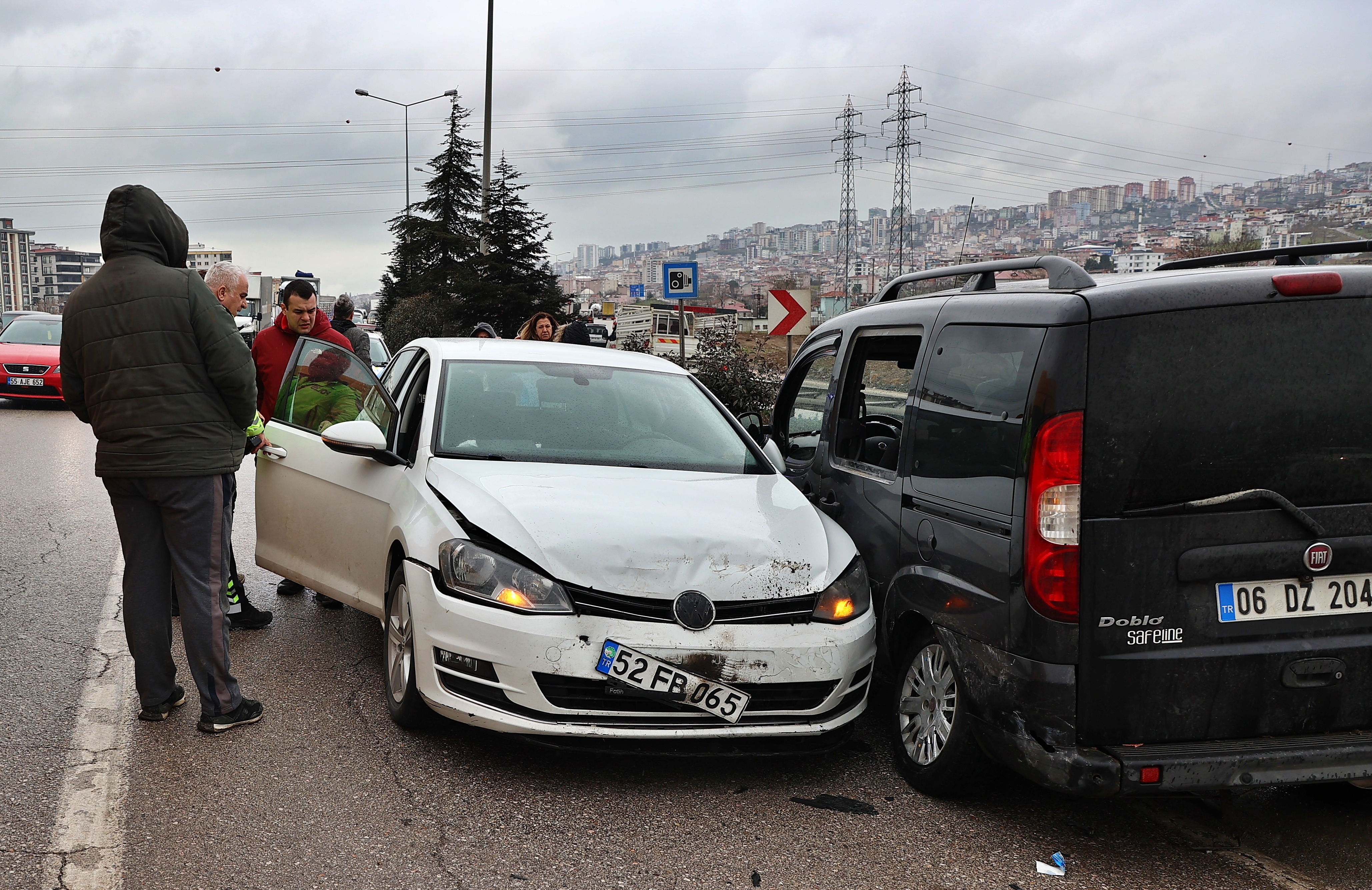 aa-20250303-37223277-37223276-samsunda-meydana-gelen-zincirleme-trafik-kazasinda-11-arac-hasar-gordu.jpg