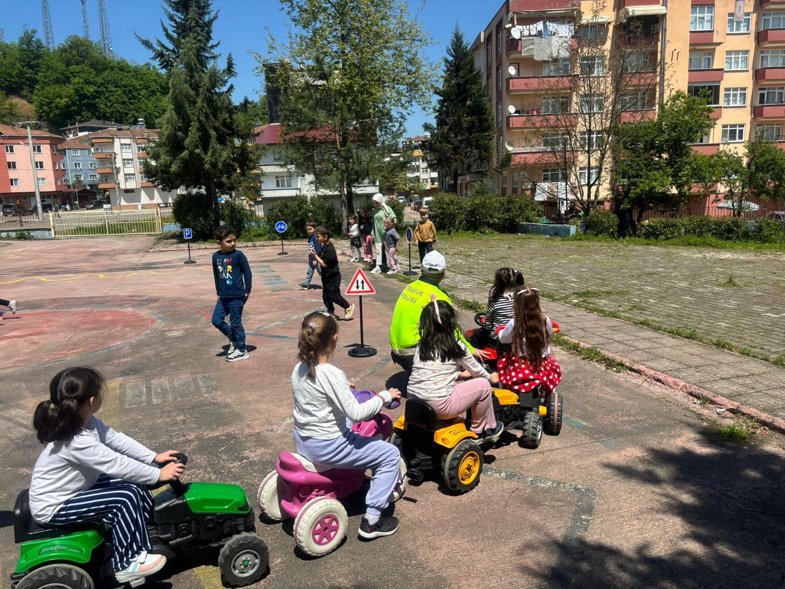 aa-20250505-37851833-37851828-salipazarinda-miniklere-uygulamali-trafik-egitimi-verildi.jpg