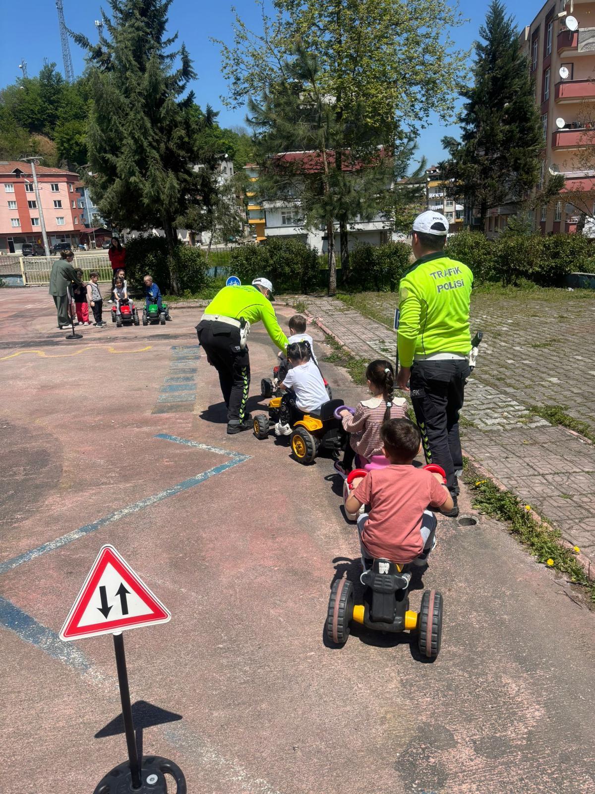 aa-20250505-37851833-37851830-salipazarinda-miniklere-uygulamali-trafik-egitimi-verildi.jpg