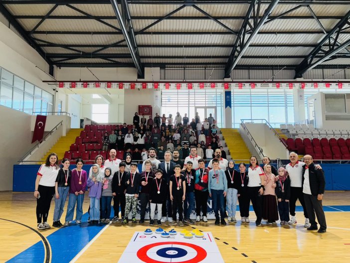 aa-20250507-37871410-37871395-salipazarinda-floor-curling-turnuvasi-ilgi-gordu.jpg
