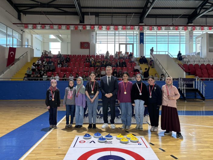 aa-20250507-37871410-37871399-salipazarinda-floor-curling-turnuvasi-ilgi-gordu.jpg