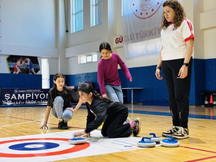 aa-20250507-37871410-37871403-salipazarinda-floor-curling-turnuvasi-ilgi-gordu.jpg