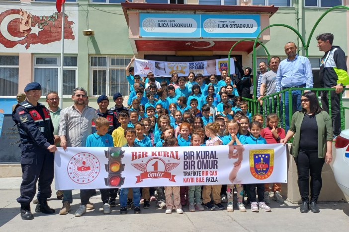 aa-20250507-37875182-37875181-havzada-jandarma-kirsal-mahalle-okullarinda-trafik-egitimi-verdi.jpg