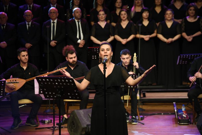 atakum-belediyesinin-19-mayis-programi-bahar-konseri-ile-basladi-8.jpeg