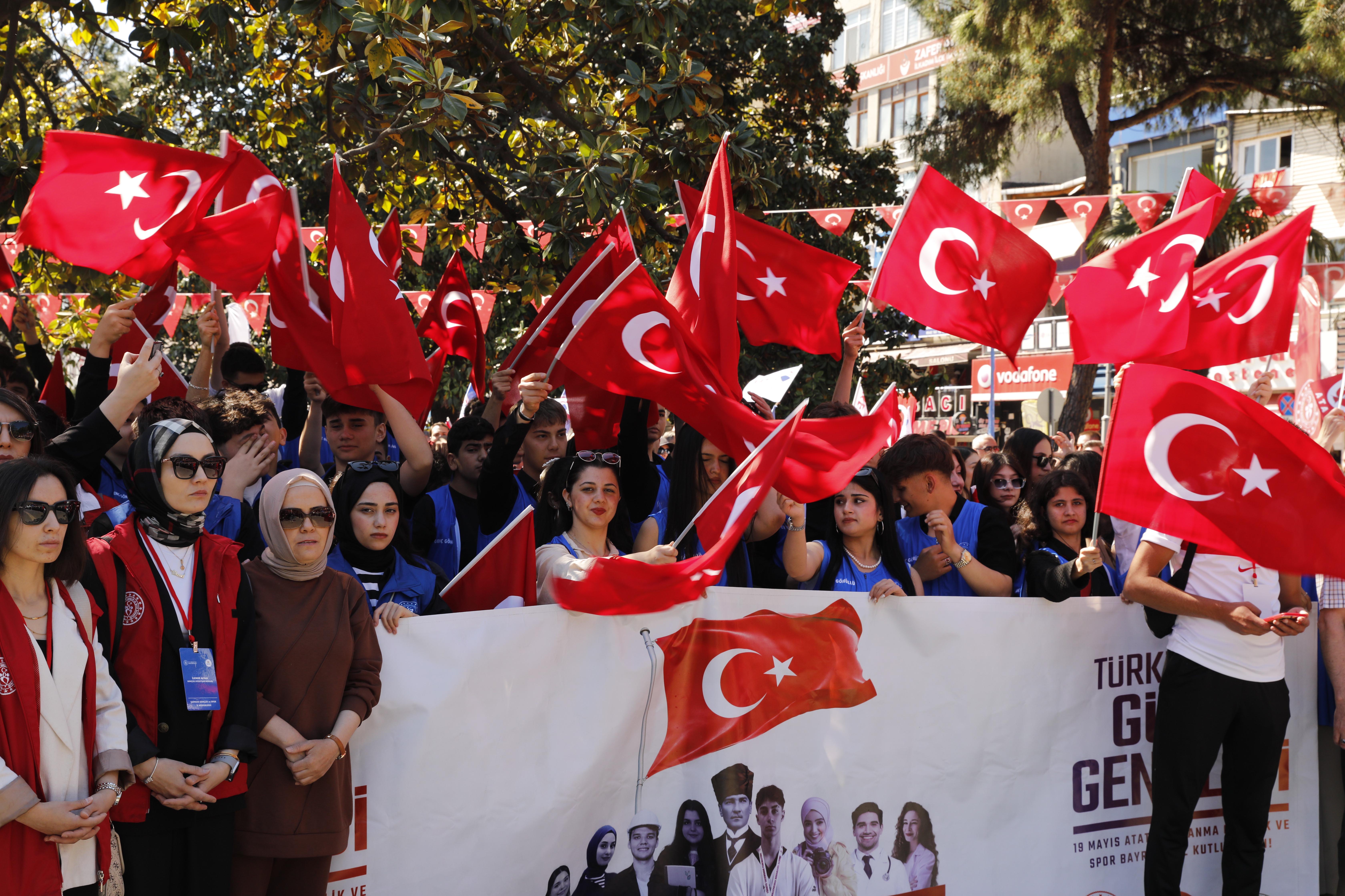 aa-20250519-38005459-38005456-samsunda-19-mayis-etkinlikleri-onur-anitina-celenk-sunumuyla-basladi.jpg