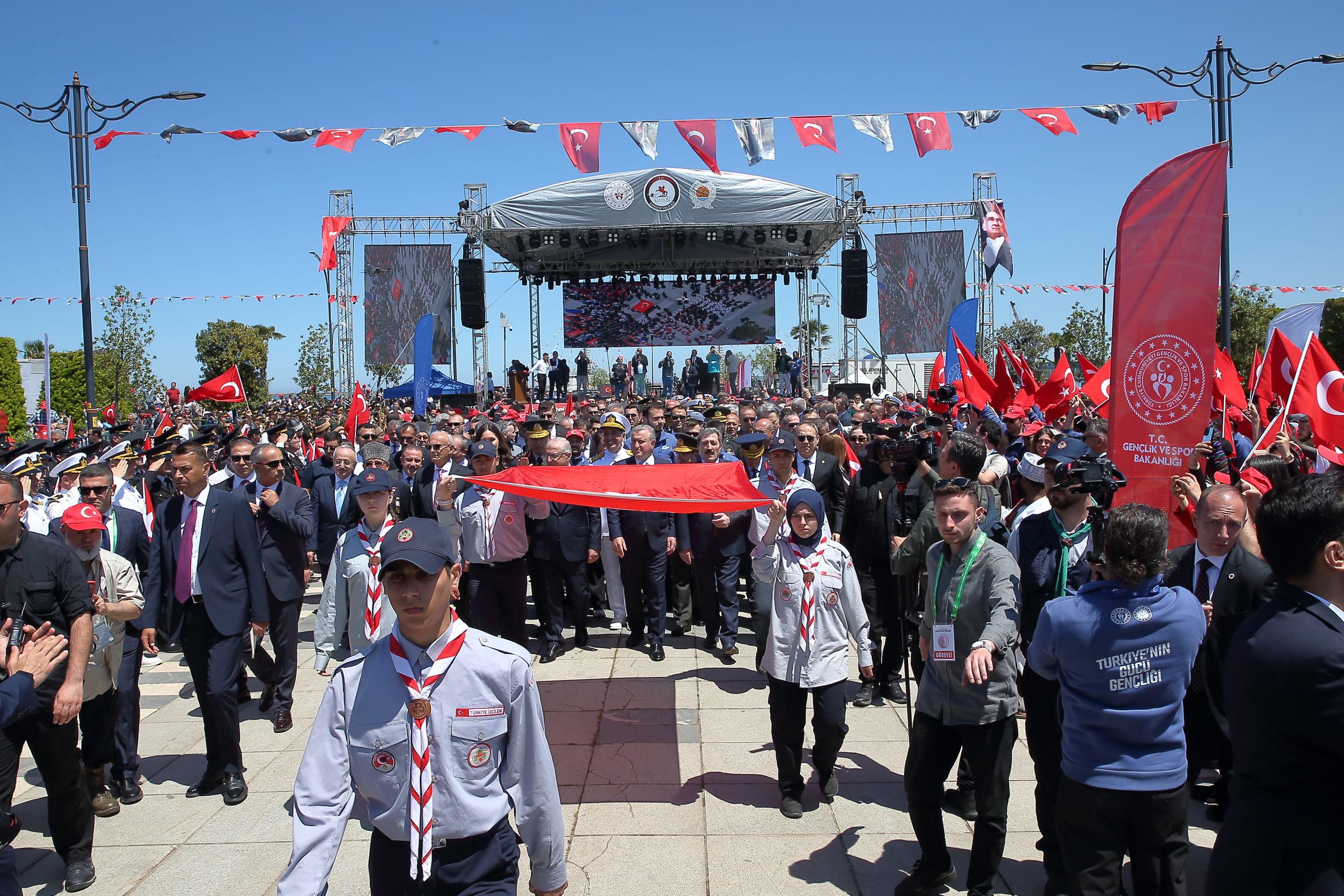 aa-20250519-38007184-38007175-ataturku-temsil-eden-bayrak-samsunda-karaya-cikarildi.jpg
