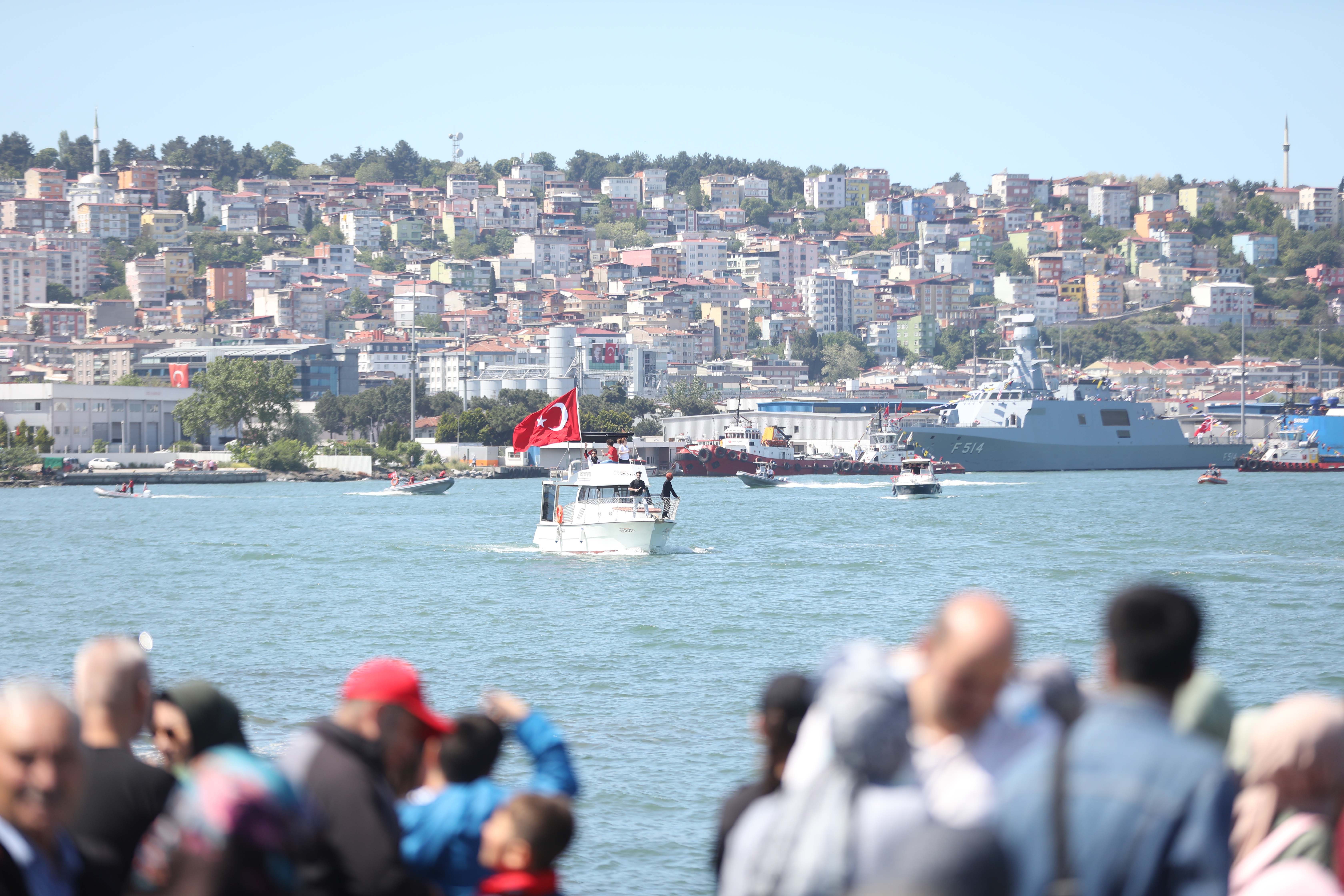 aa-20250519-38009020-38009011-samsunda-turk-bayraklari-ve-ataturk-posterleriyle-suslenen-gemilerle-gecit-toreni-yapildi.jpg