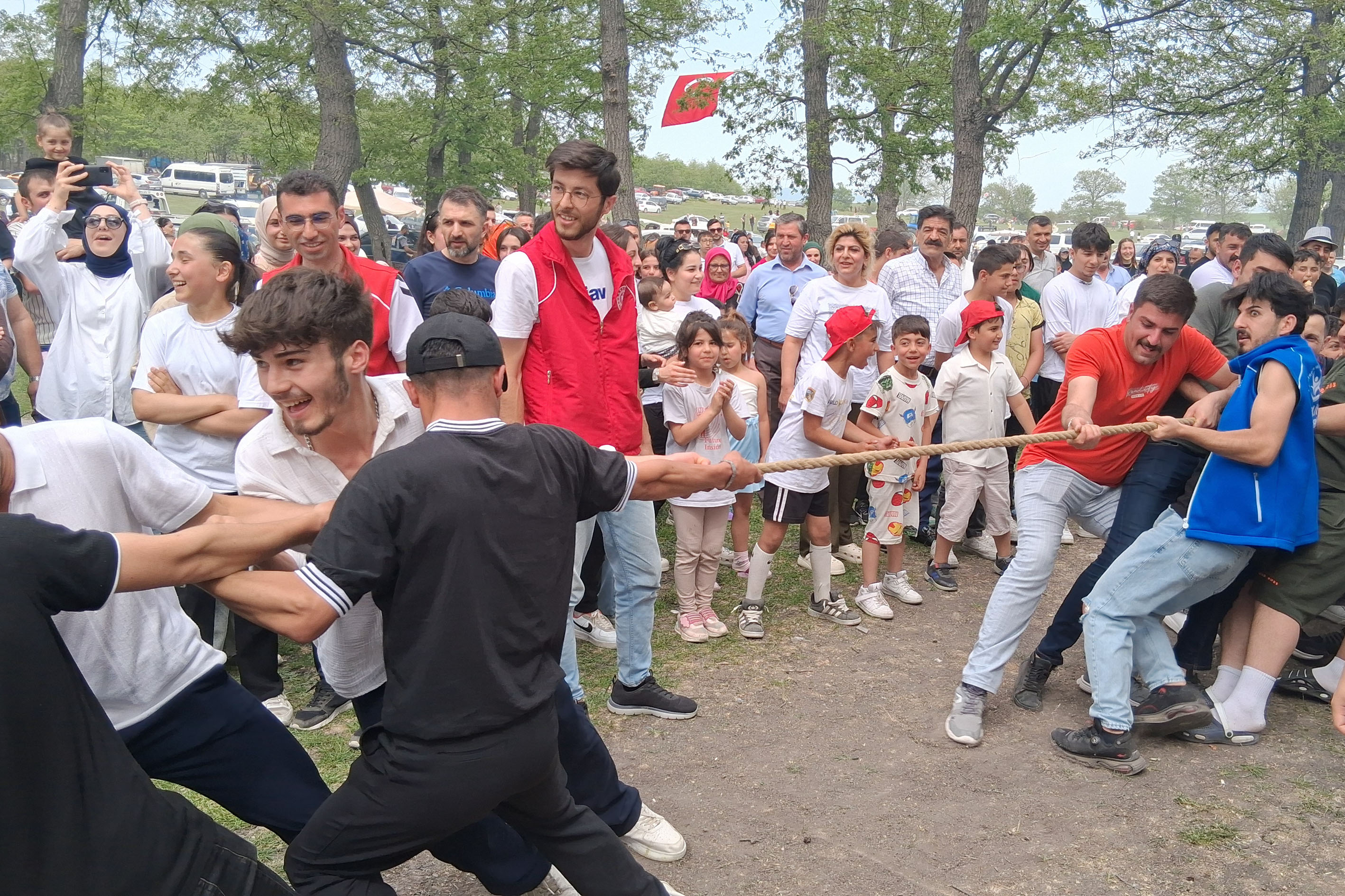 aa-20250525-38080438-38080437-havzalilar-piknikte-bulustu.jpg