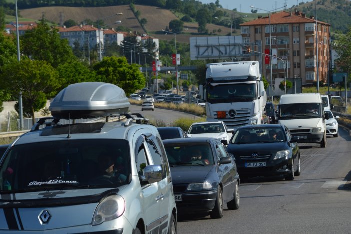 aa-20250605-38195738-38195737-samsunankara-kara-yolu-havza-gecisinde-bayram-yogunlugu.jpg