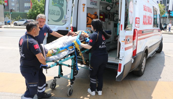 otomobil-ile-minibus-carpisti-2si-agir-753897-222499.jpg