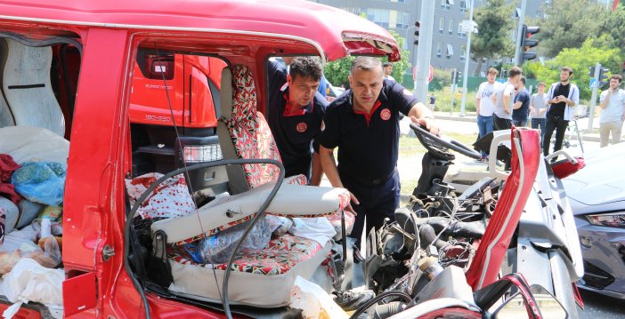 otomobil-ile-minibus-carpisti-2si-agir-753900-222499.jpg