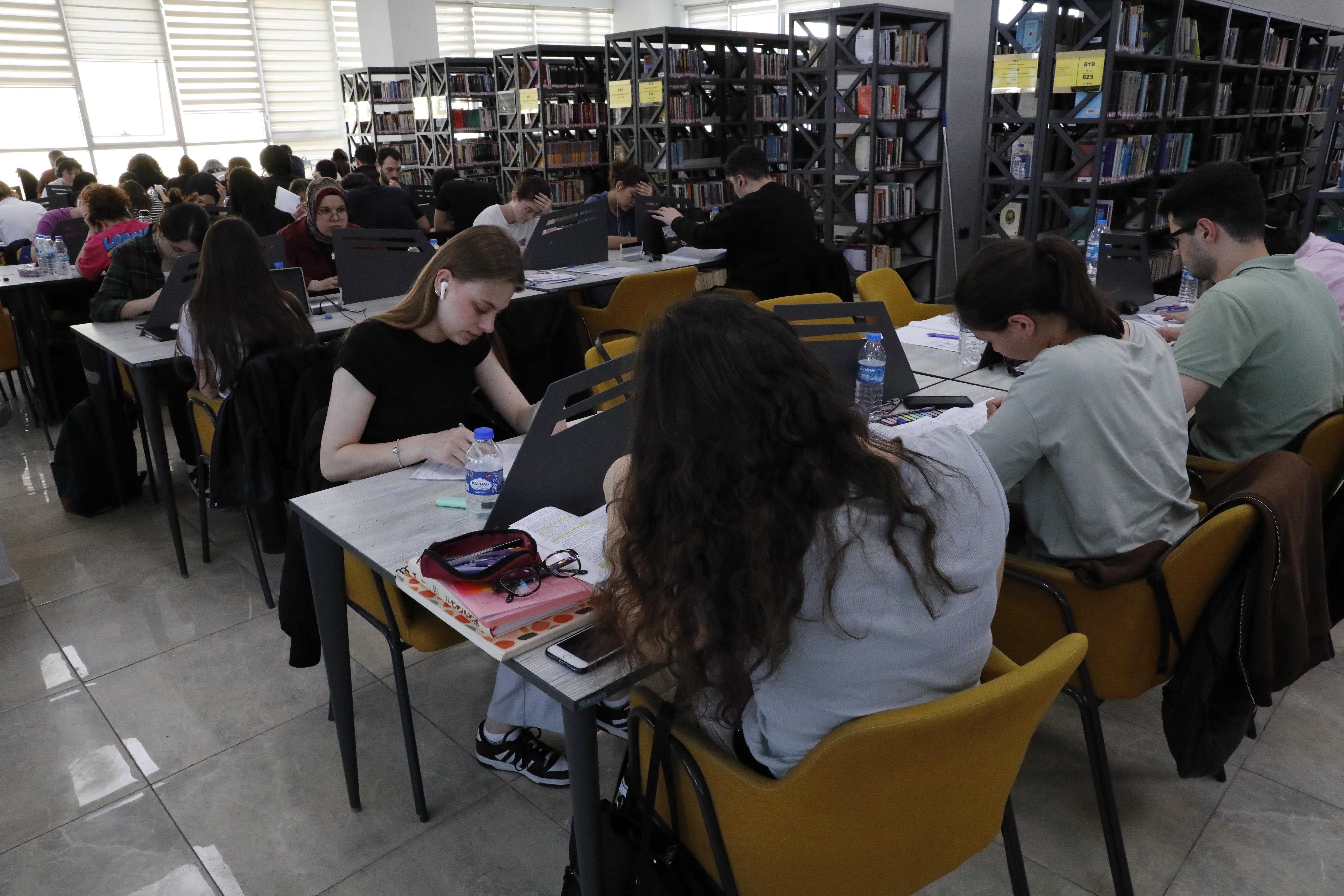 aa-20250607-38210434-38210433-ebeveynlere-cocuklarini-meslek-seciminde-yeteneklerine-gore-yonlendirmeleri-tavsiyesi-001.jpg