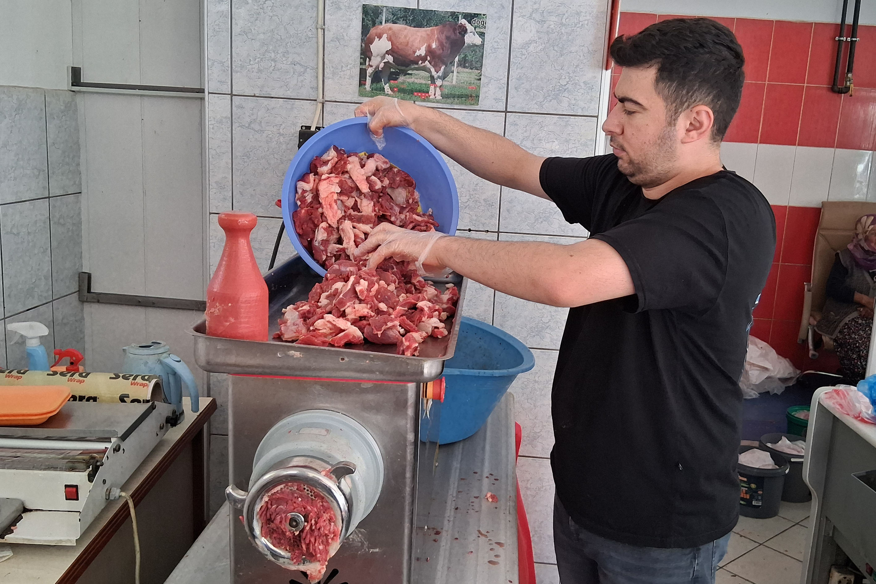 aa-20250607-38211495-38211494-havzada-kasap-ve-sarkuterilerde-kiyma-mesaisi-devam-ediyor.jpg