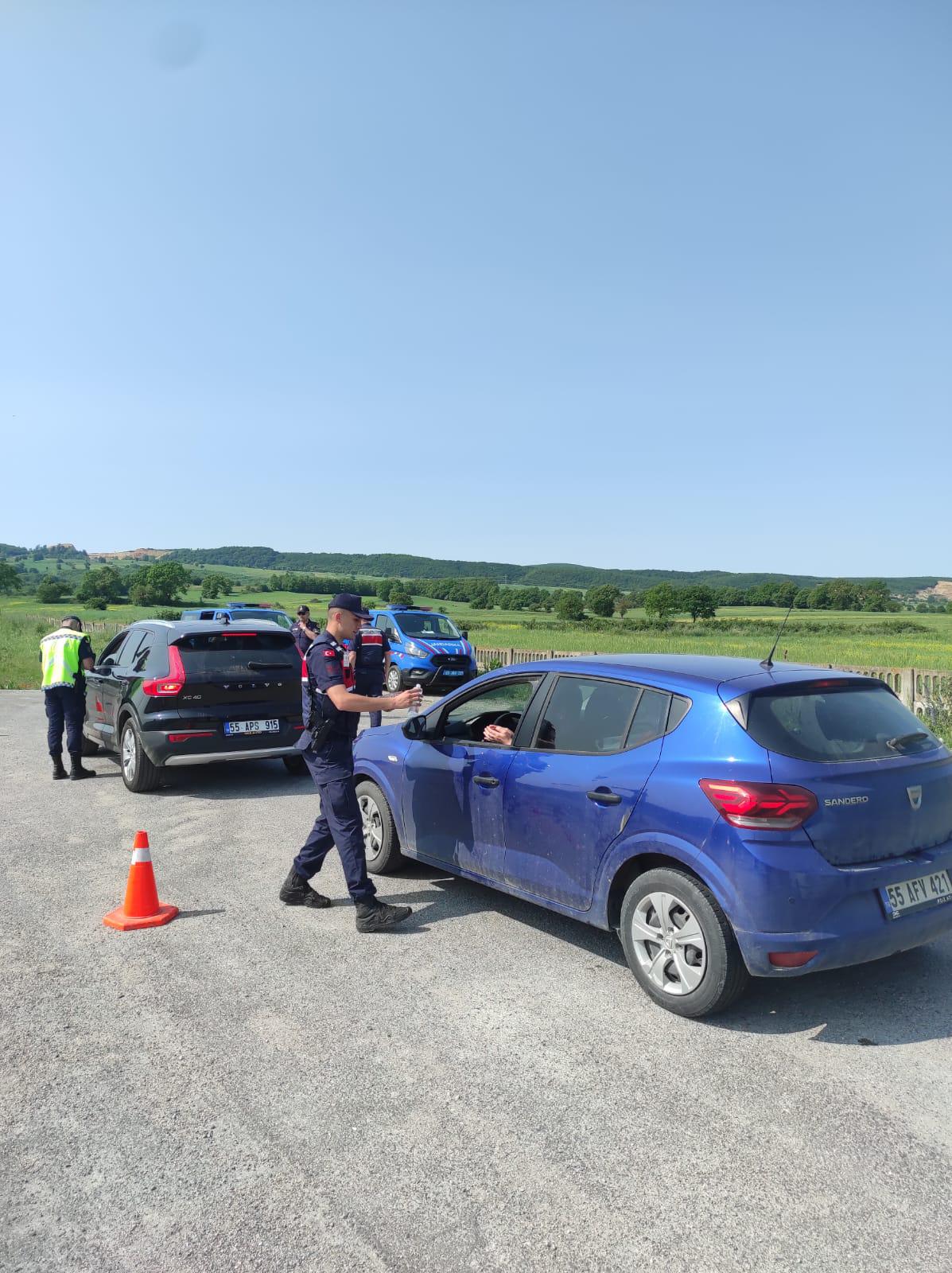 aa-20250607-38211740-38211739-ladikte-trafik-denetiminde-suruculere-lokum-ikram-edildi.jpg