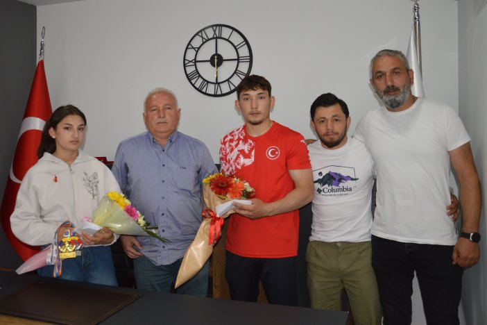 aa-20250613-38267707-38267706-havzali-genc-bilek-guresi-sampiyonu-altin-ile-odullendirdi.jpg