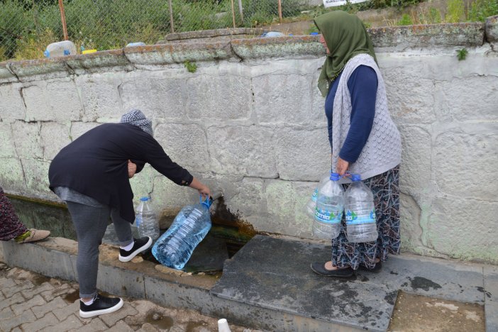 aa-20250615-38284866-38284862-havzada-bobrek-hastaliklarina-iyi-geldigine-inanilan-su-ilgi-goruyor.jpg