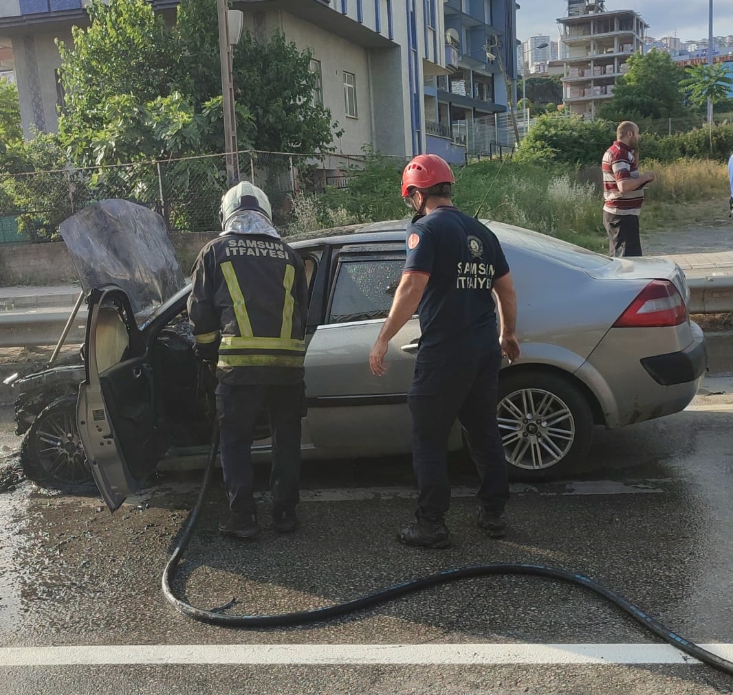 aa-20250616-38292453-38292450-samsunda-seyir-halinde-alev-alan-otomobil-kullanilamaz-hale-geldi.jpg