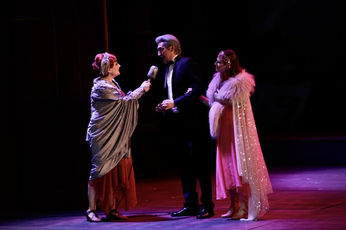 aa-20250621-38349335-38349329-hollywoodun-romantik-komedisi-singin-in-the-rain-muzikalinin-turkiye-promiyeri-yapildi.jpg