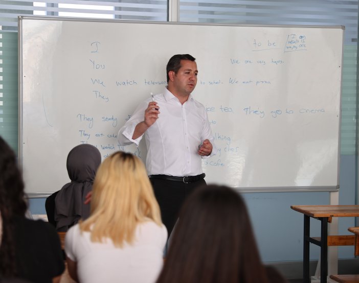 aa-20250625-38381010-38381008-ogrencilere-ingilizce-kursu-belediye-baskani-tarafindan-veriliyor.jpg