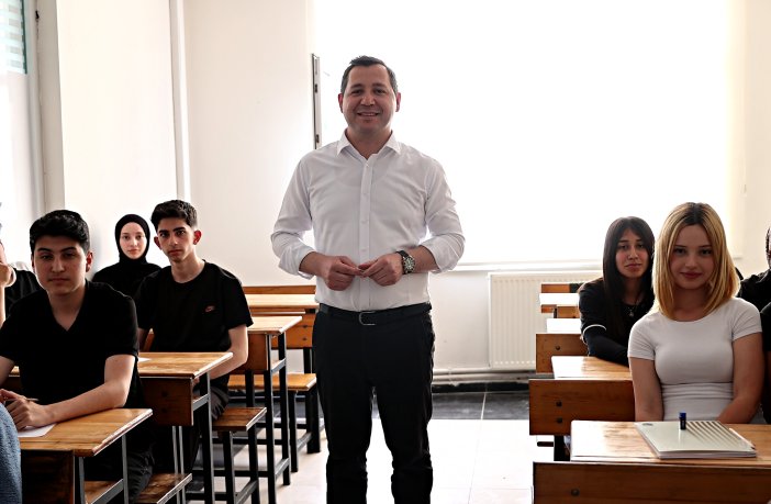 aa-20250625-38381010-38381009-ogrencilere-ingilizce-kursu-belediye-baskani-tarafindan-veriliyor.jpg