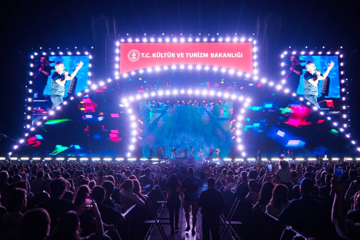 aa-20250628-38409756-38409752-sarkici-haluk-levent-samsunda-konser-verdi.jpg