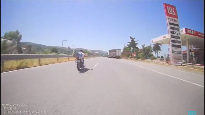 motosikletini-yuzustu-uzanarak-kullanan-803874-237962.jpg