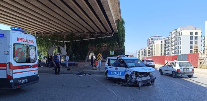 polis-otosu-ile-otomobil-kavsakta-carpis-820149-242918.jpg