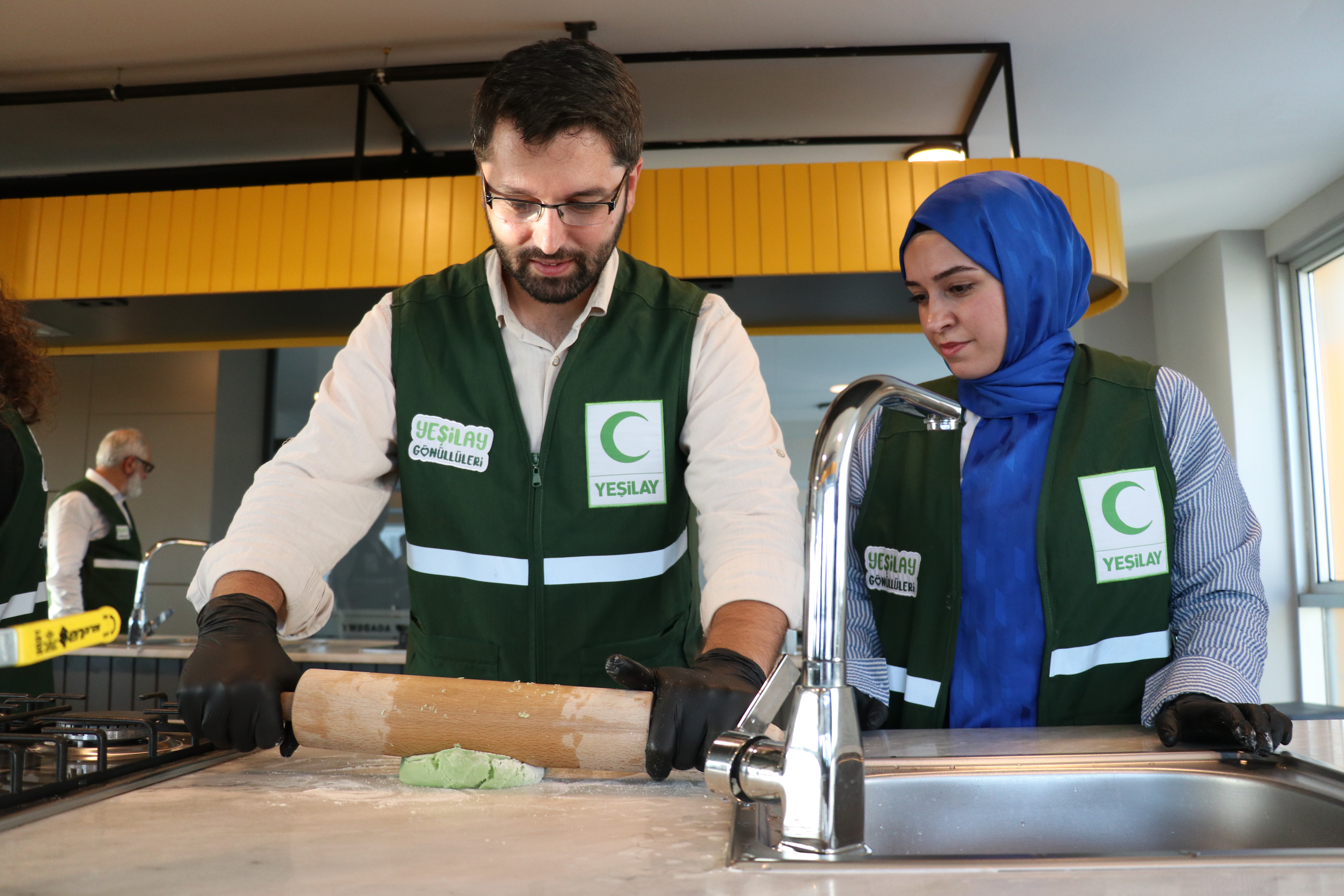 aa-20250728-38684854-38684838-yesilay-yesil-renkli-hilal-seklindeki-kurabiyelerle-bagimliliga-dikkati-cekti.jpg