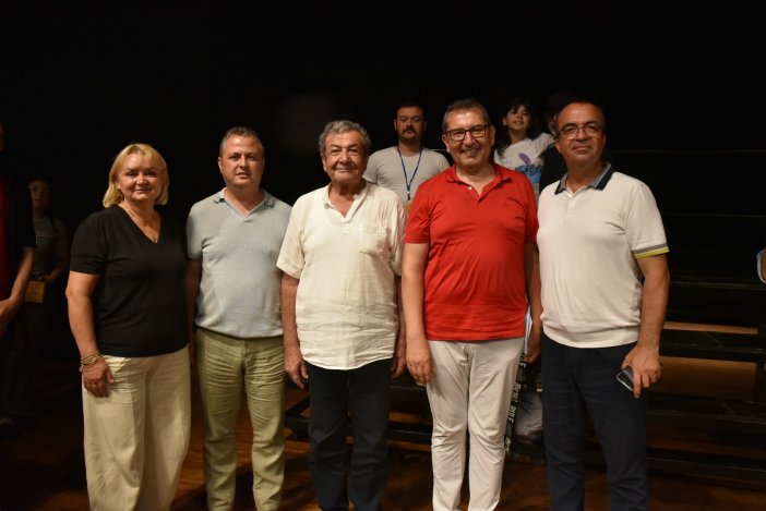 12-tiyatro-koyu-sakinleri-15.jpeg