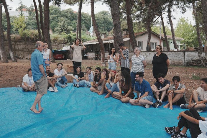 12-tiyatro-koyu-sakinleri-4.jpeg