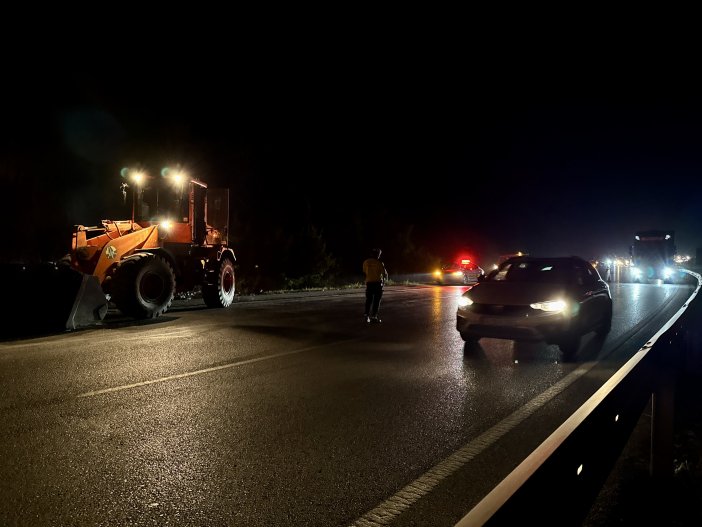 aa-20250823-38906394-38906392-samsunankara-kara-yolunda-sarampole-devrilen-tir-ulasimi-aksatti.jpg