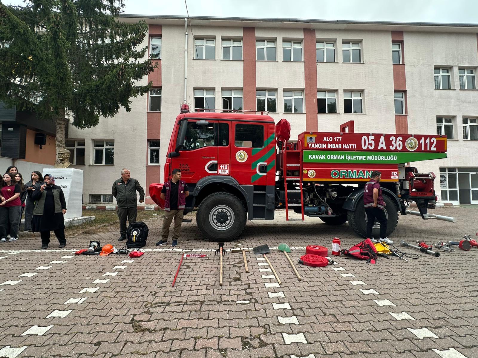 aa-20250910-39071240-39071238-ladikte-ogrencilere-orman-yanginlariyla-mucadele-araclari-tanitildi.jpg