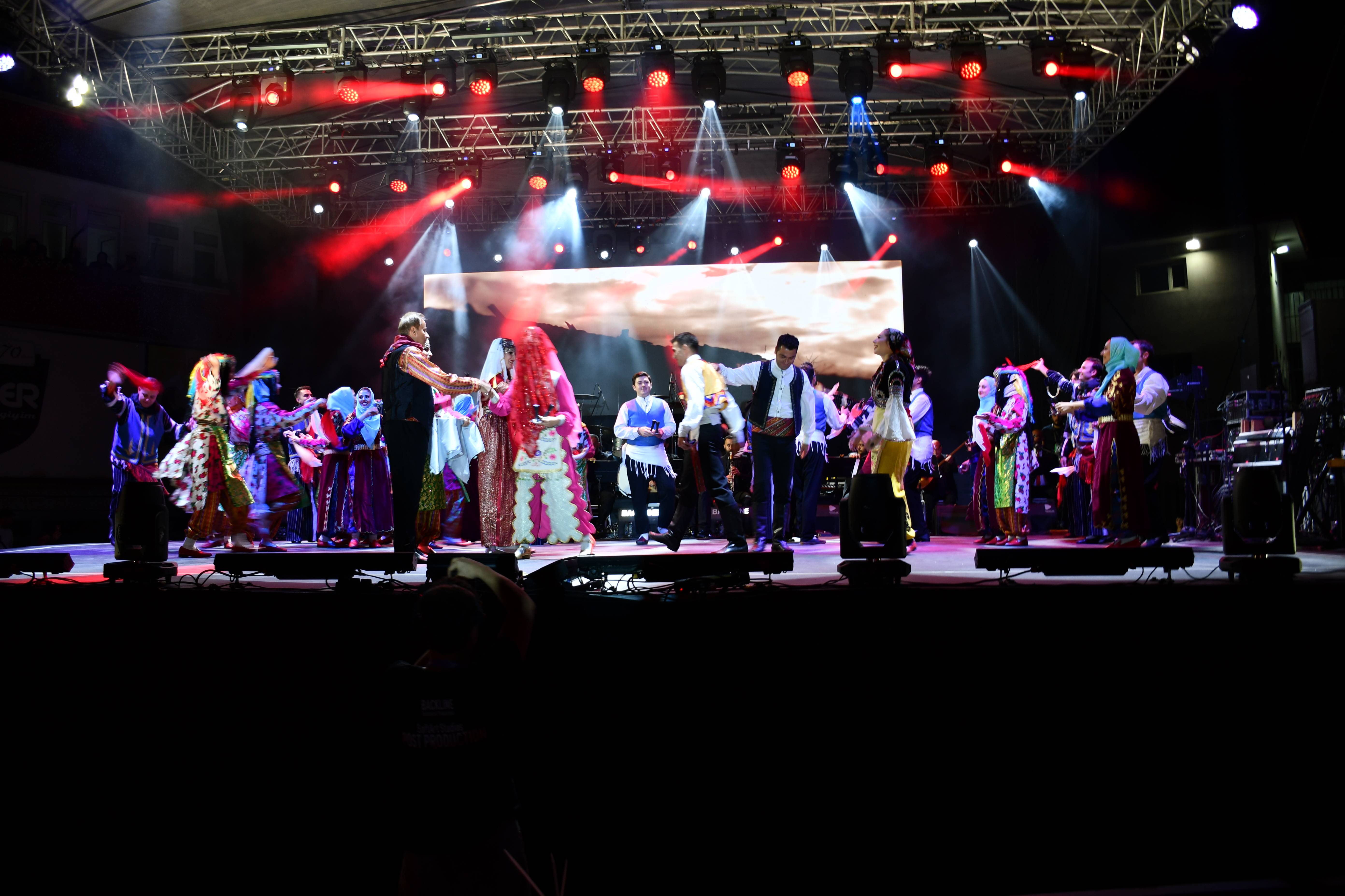 aa-20250915-39116982-39116975-vezirkopru-genclik-konserinde-ekin-uzunlar-sahne-aldi.jpg