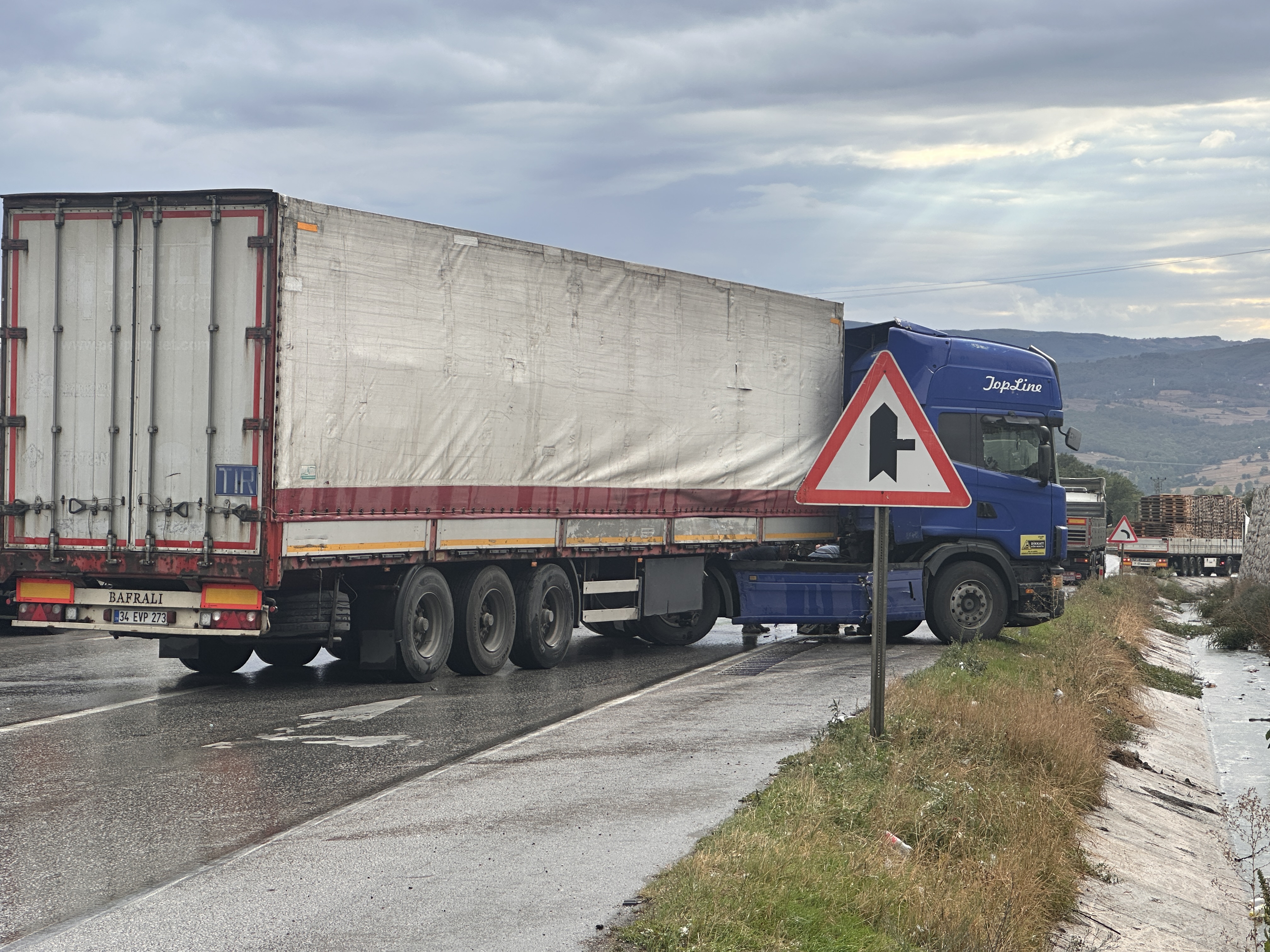 aa-20250918-39155111-39155107-samsunda-3-ayri-trafik-kazasi-ulasimda-aksamalara-neden-oldu.jpg