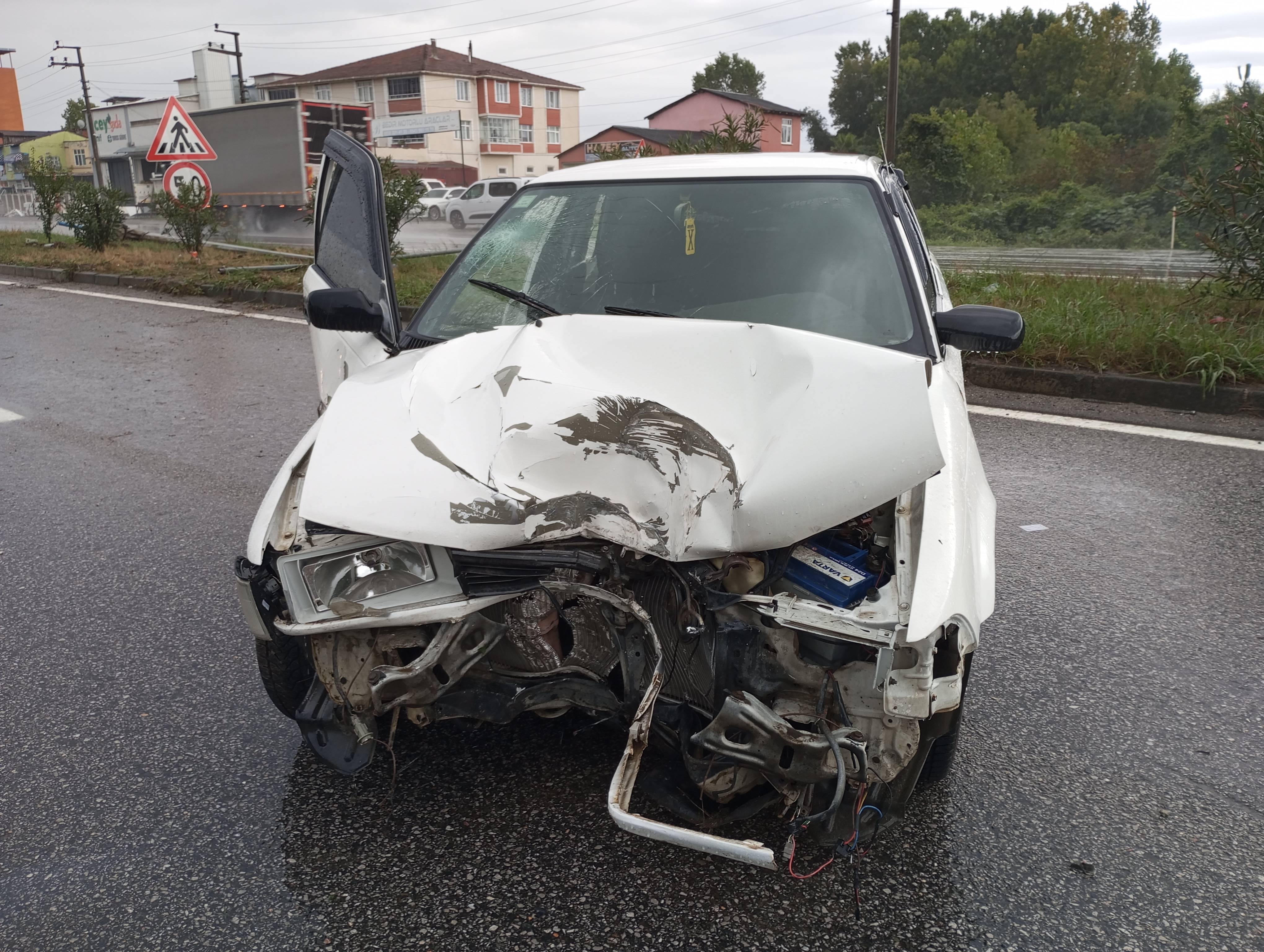 aa-20250919-39165416-39165413-samsunda-otomobil-aydinlatma-diregine-carpti-2-kisi-yaralandi-001.jpg