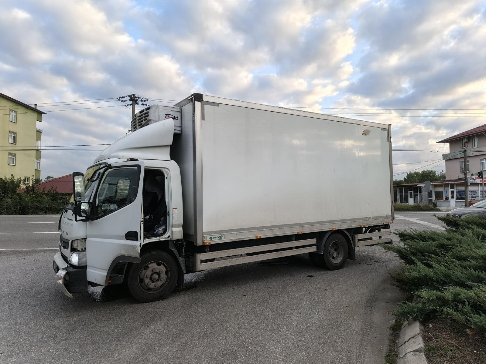 aa-20250925-39226079-39226078-samsunda-kamyonet-ile-otomobilin-carpismasi-sonucu-4-kisi-yaralandi.jpg