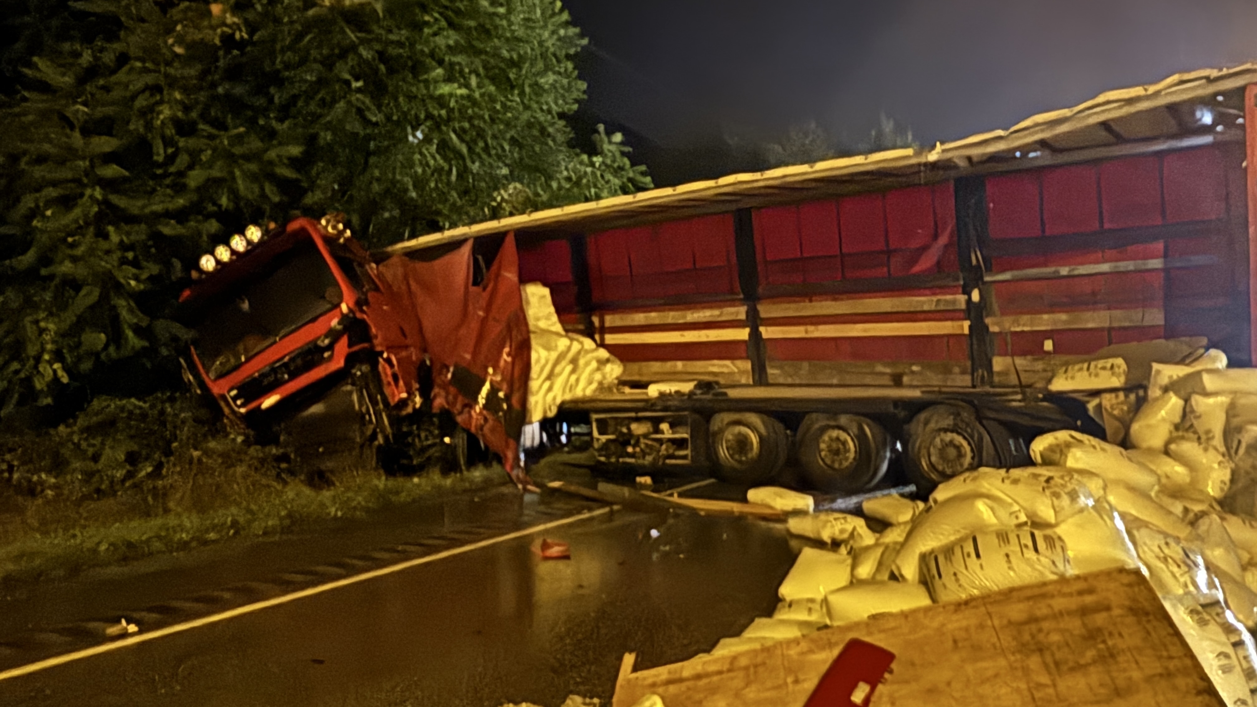 aa-20250929-39260817-39260813-samsunda-bariyerlere-carpan-tir-nedeniyle-samsun-ankara-kara-yolunda-trafik-aksadi.jpg