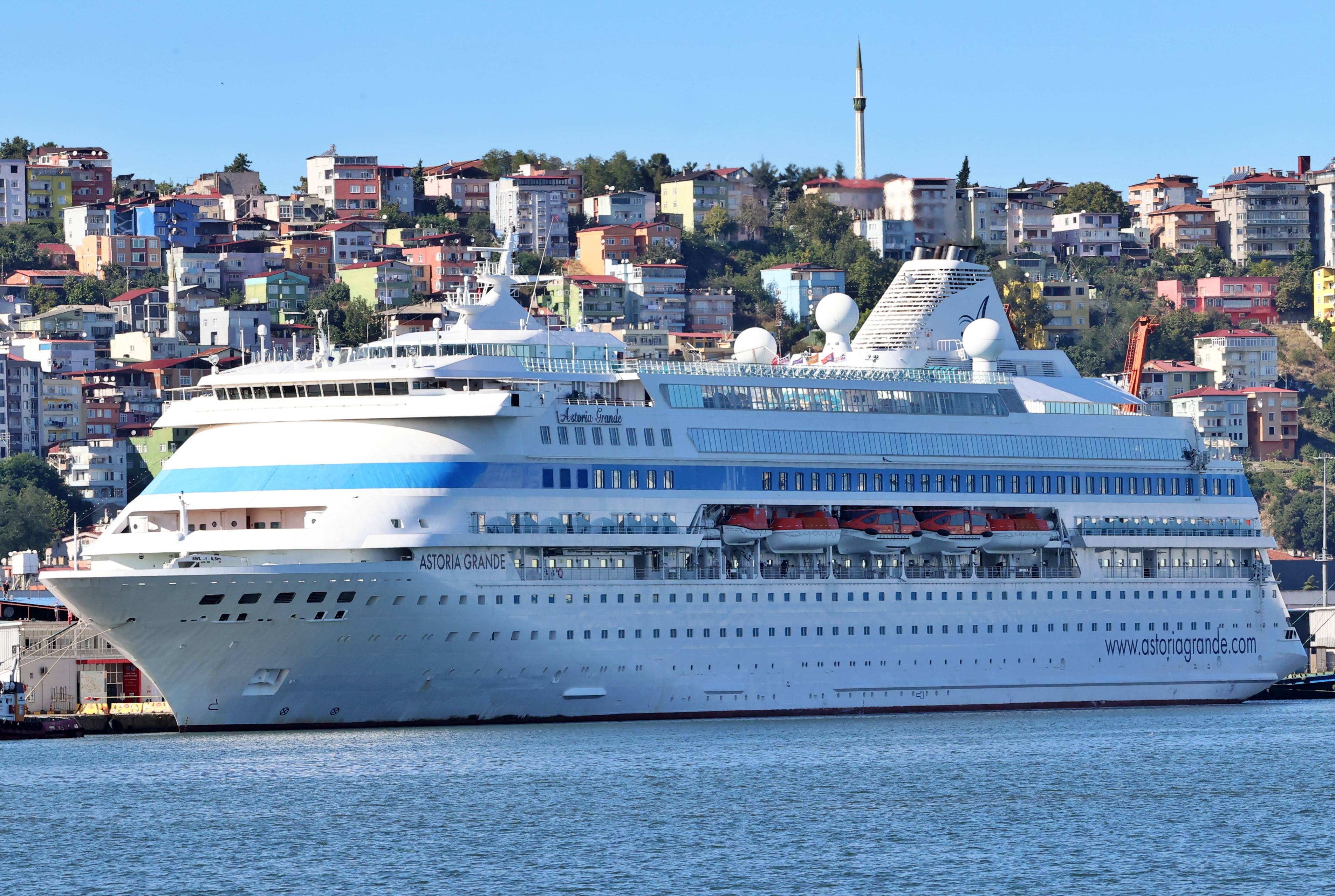 aa-20251002-39289617-39289614-astoria-grande-kruvaziyeri-940-yolcusuyla-samsun-limanina-demirledi.jpg