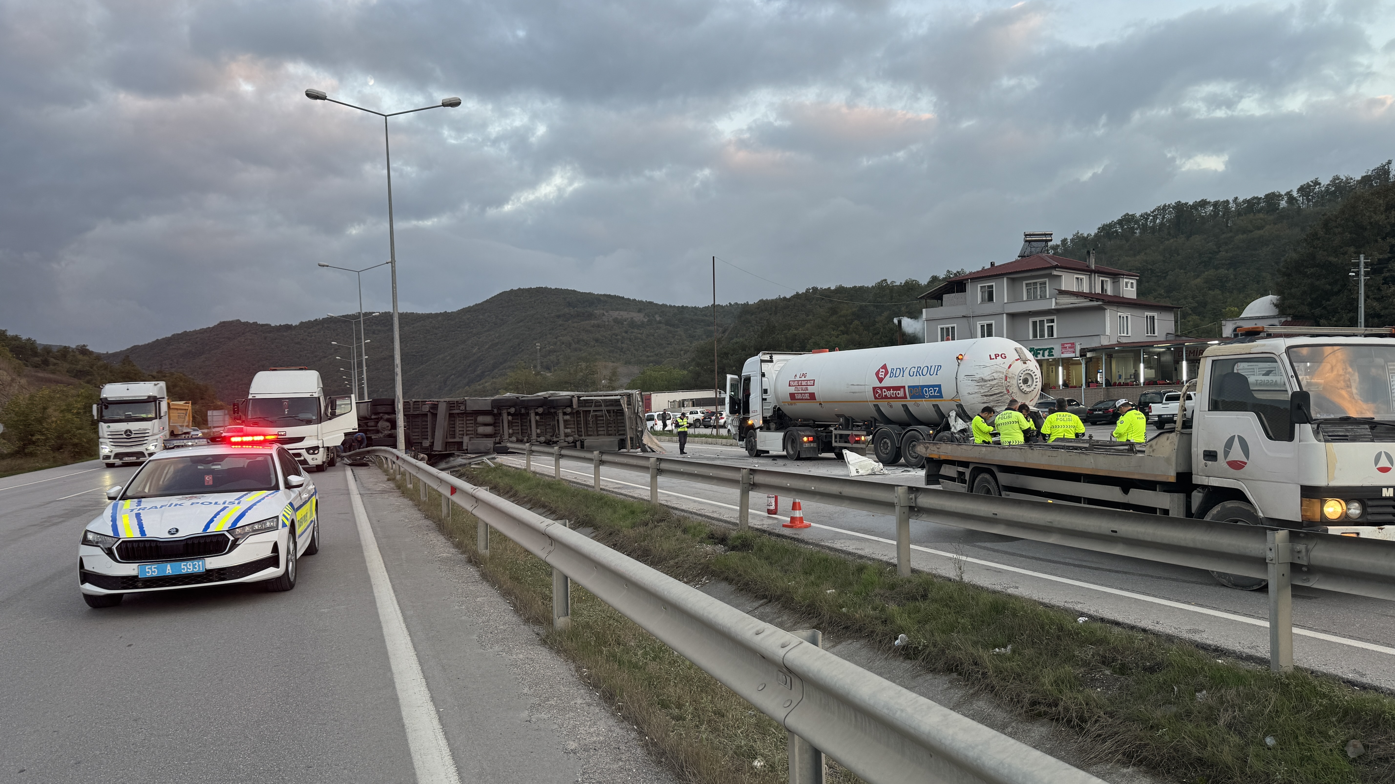 aa-20251002-39292183-39292174-samsunda-uc-aracin-karistigi-trafik-kazasinda-3-kisi-yaralandi.jpg