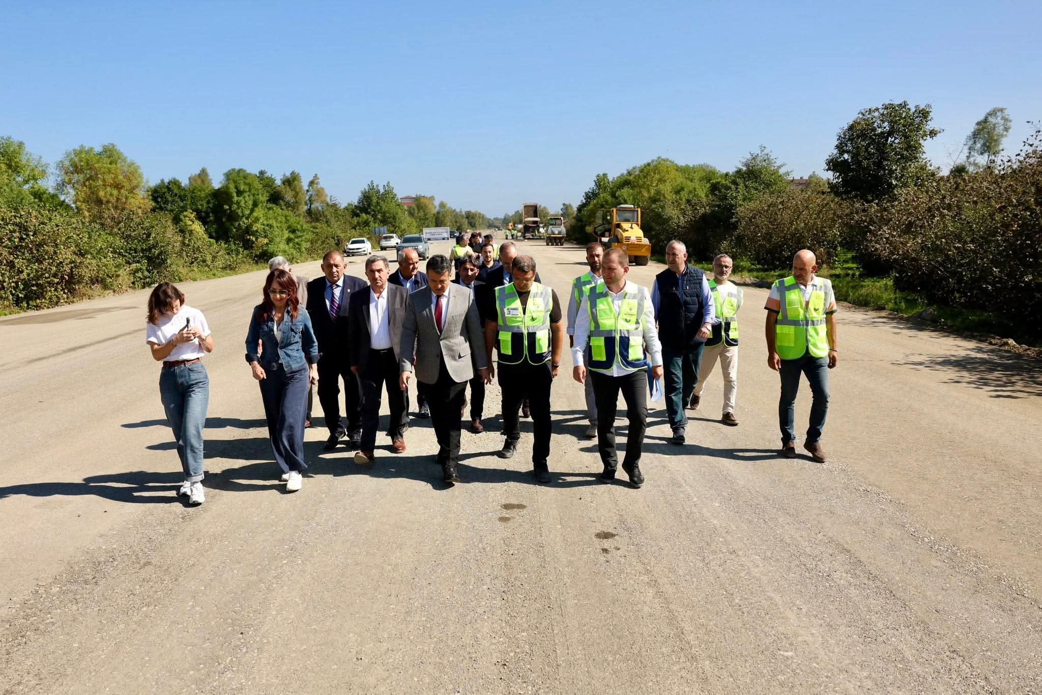 aa-20251007-39338446-39338445-buyuksehir-belediye-baskani-dogan-termede-bulvar-yolu-calismalarini-inceledi.jpg