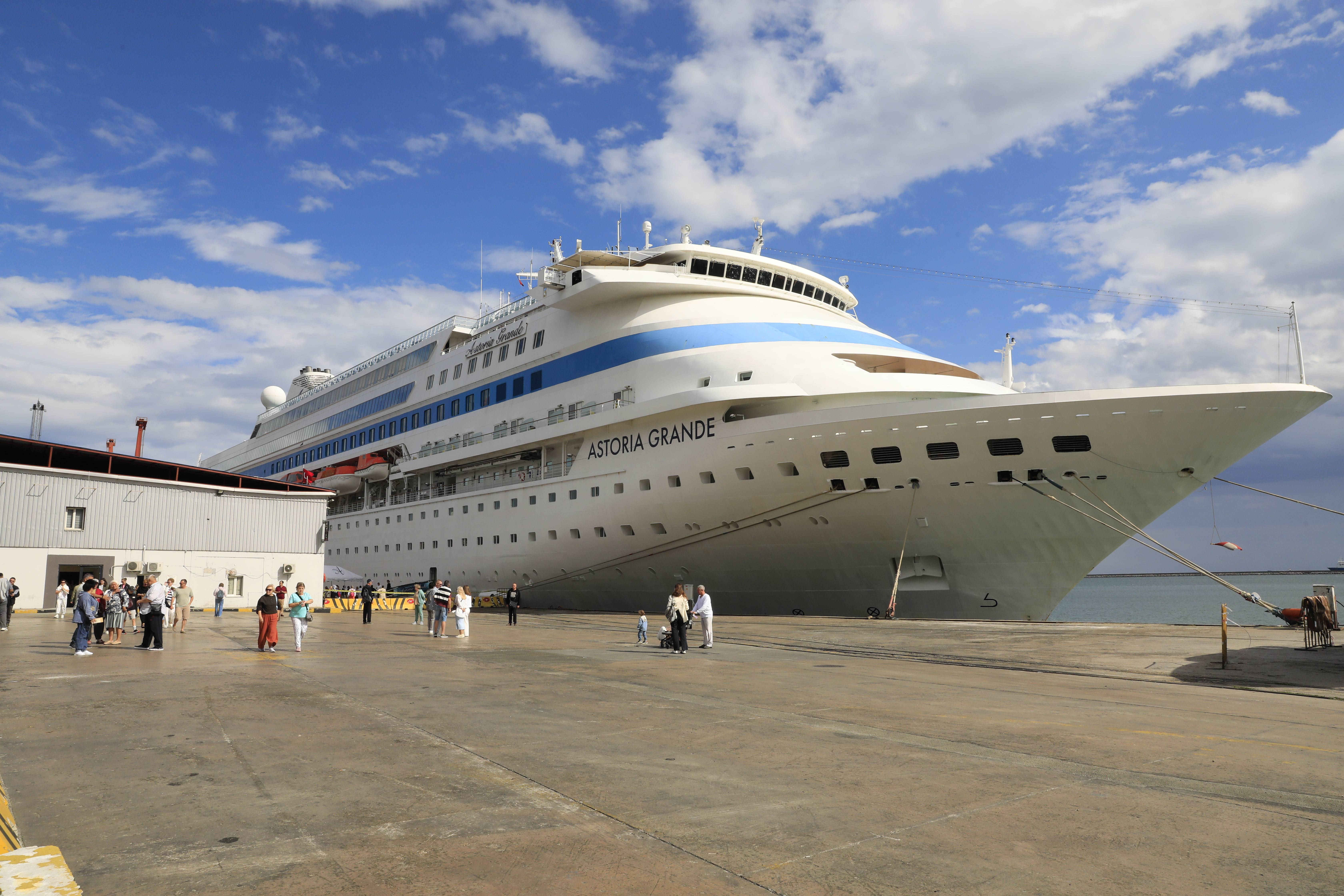 aa-20251009-39355608-39355603-astoria-grande-kruvaziyeri-samsuna-geldi.jpg