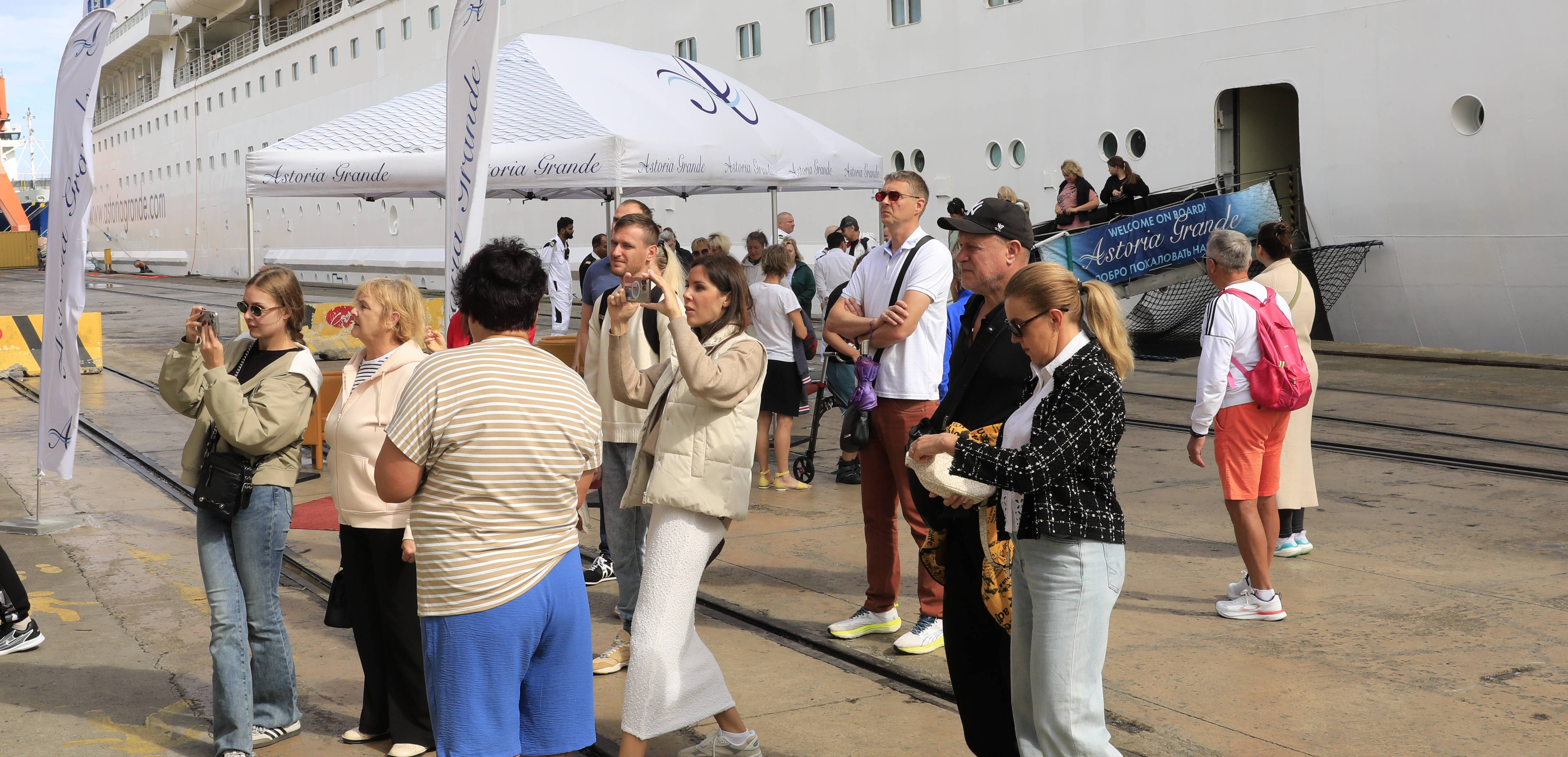 aa-20251009-39355608-39355604-astoria-grande-kruvaziyeri-samsuna-geldi.jpg
