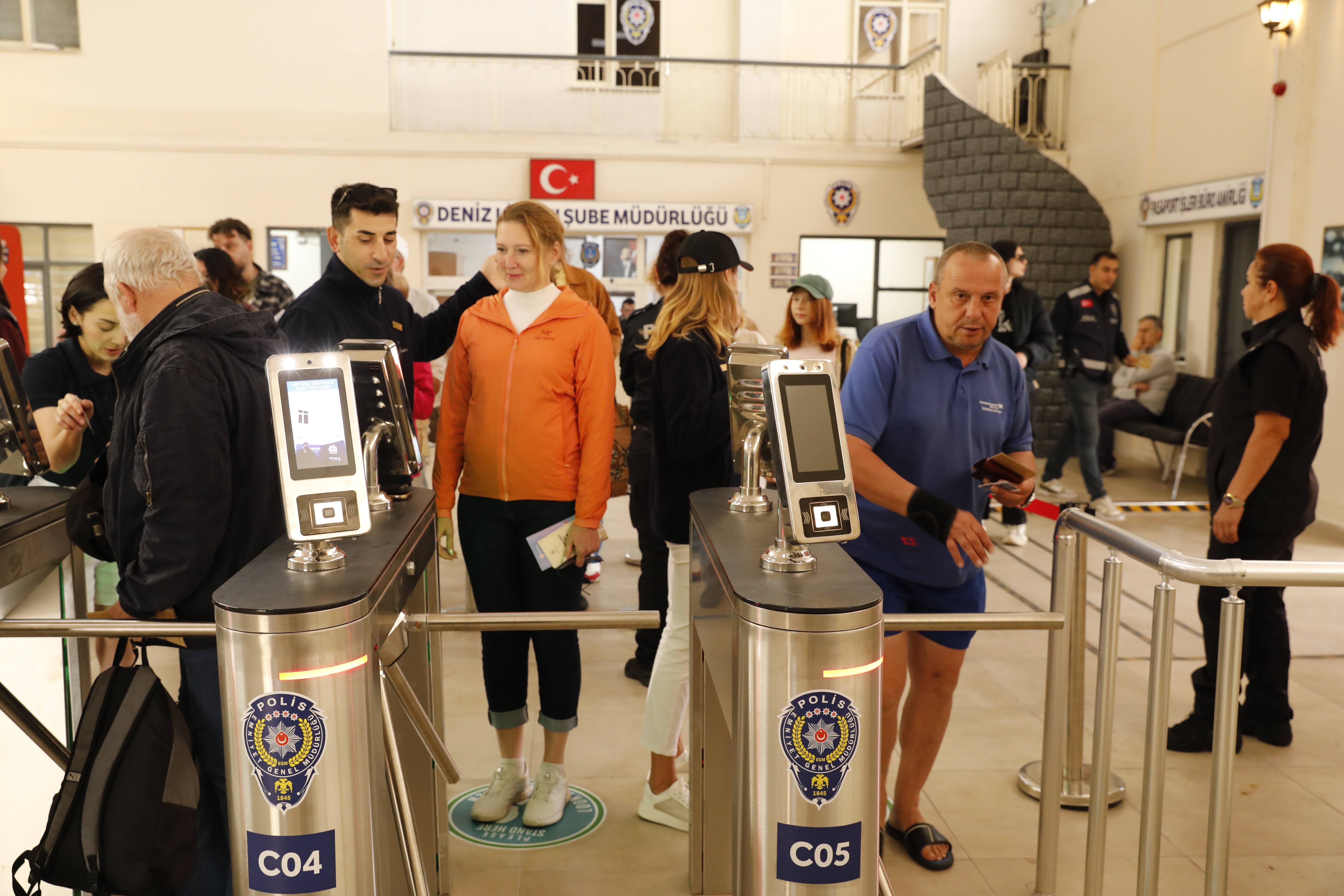 aa-20251009-39355608-39355607-astoria-grande-kruvaziyeri-samsuna-geldi.jpg