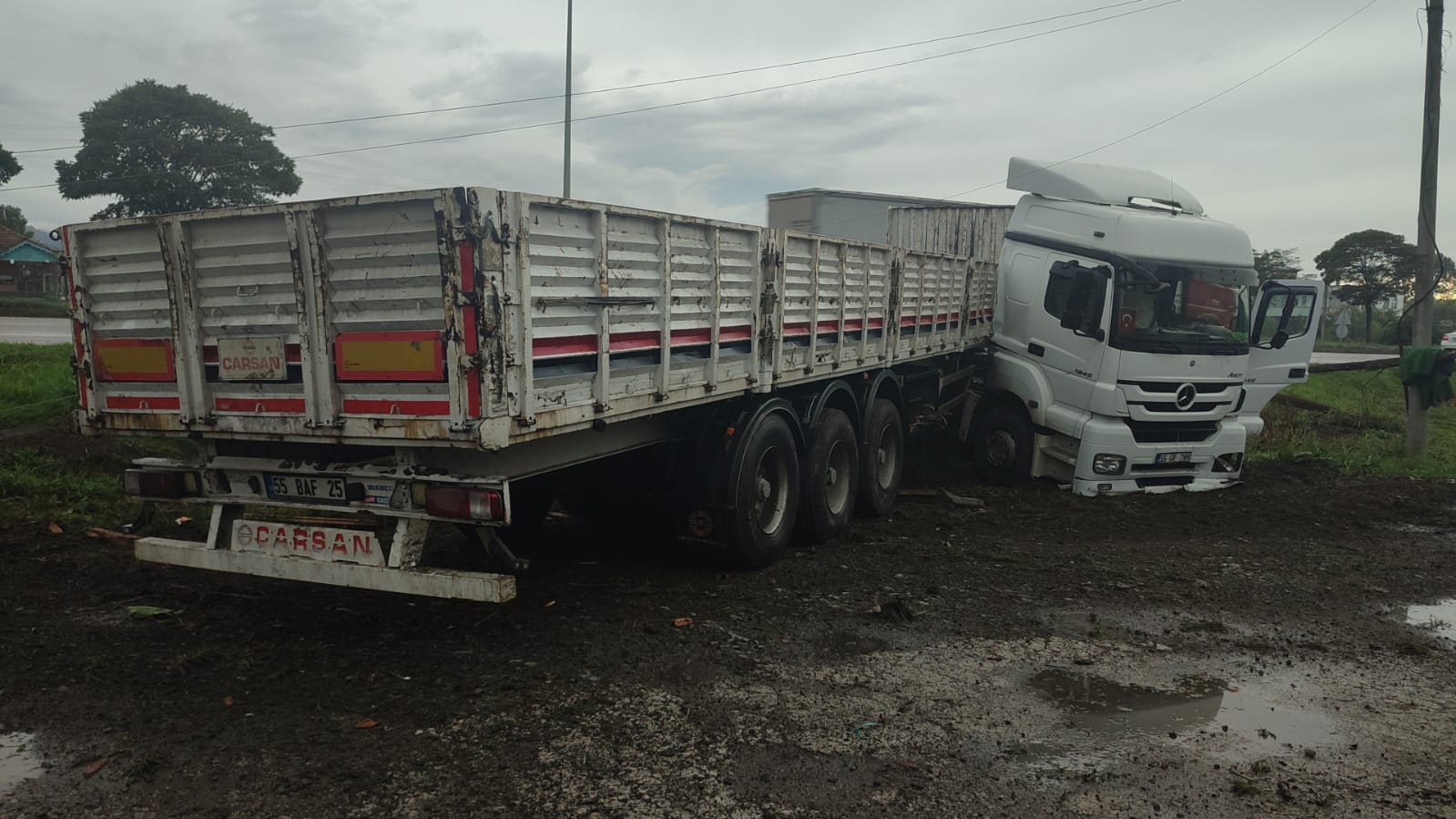 aa-20251009-39359404-39359403-samsunda-tir-kayganlasan-yolda-kontrolden-cikti-1.jpg
